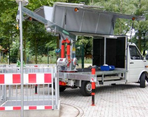 Große Flügeltüren, breite Abstützung, Doppelbedienung am Kran