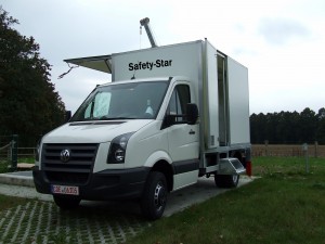 Auf der linken Seite Tür mit ausklappbarem Tritt